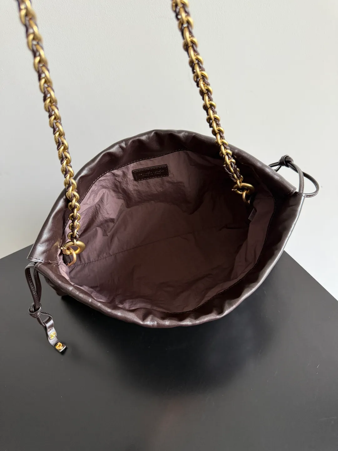 Batch 1680 BOTTEGA VENETA 2025 new women's Dustbag Notte clutch. Dustbag, which has been very popular since its launch, has a chain clause! ! The hand-carrying method is reminiscent of the classic bag type Pouch , light and elegant, the reserved drawstring design allows the bag to be used as an armpit bag, and the chain is longer, which is very suitable for sisters who like to free their hands and carry cross-body backpacks. No matter which way you carry it, you can change the back according to the occasion and your mood that day. It can make the overall outfit more fashionable🪄🪄The body of the bag has also been widened. It is the rainy season and the weather is hot. The bag can easily accommodate a small umbrella and water bottle. The lining is made of nylon, which is light and comfortable to carry, and is very suitable for summer use. Style number: 839394 Size: 33*19*8cm
